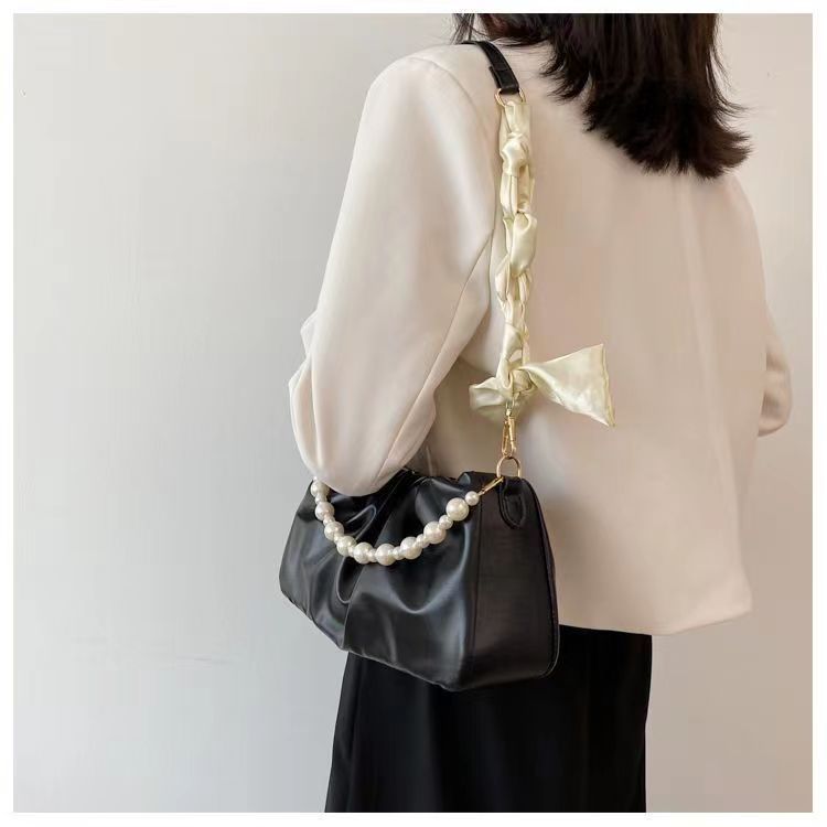 New Summer High-grade Pearl Pleated Cloud Shoulder Handbag