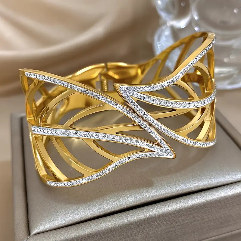 HOLLOW LEAF DESIGN BRACELET