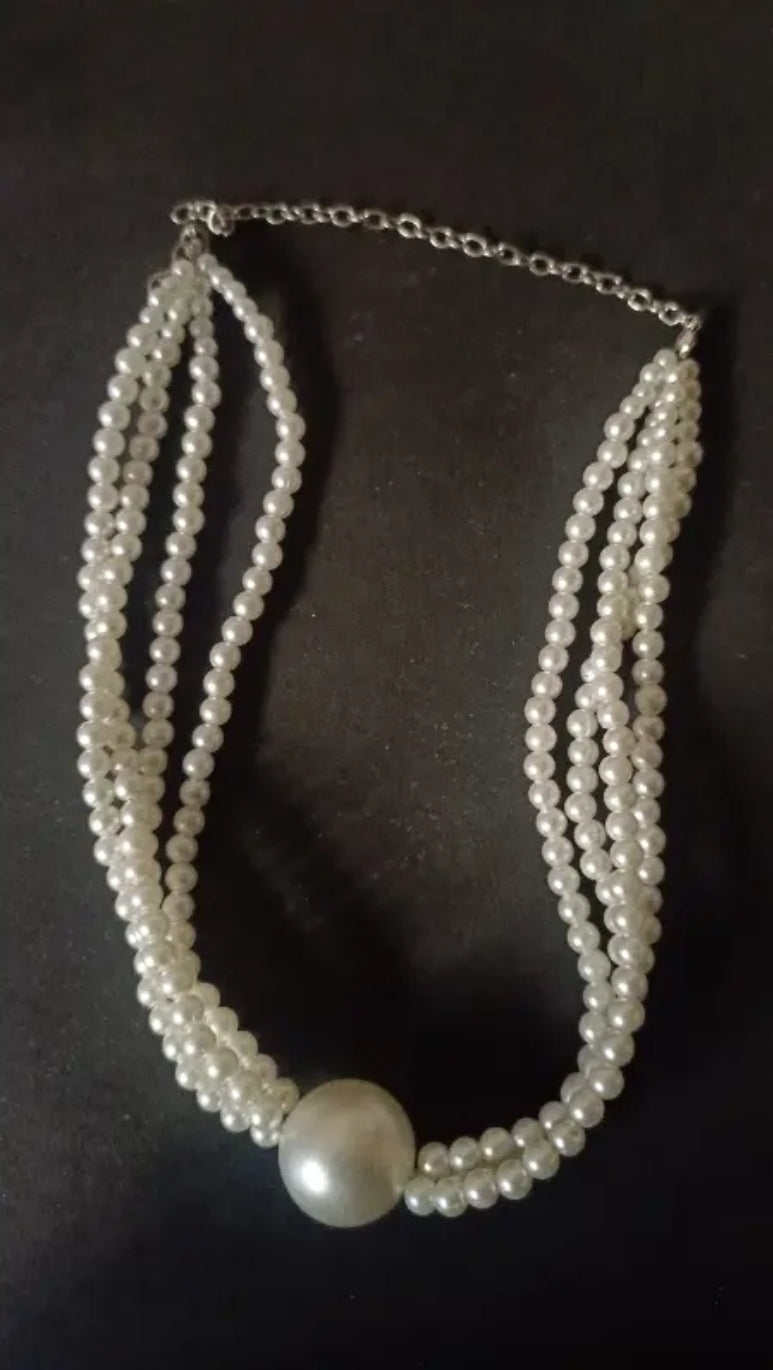 WHITE PEARL CHOKER