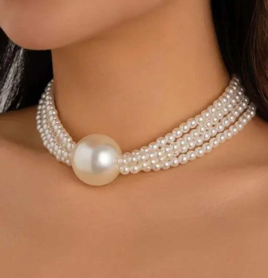 WHITE PEARL CHOKER